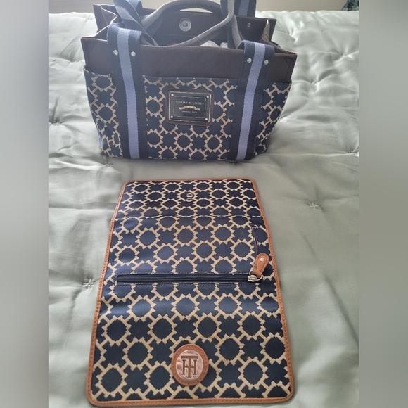 Tommy Hilfiger (BUNDLE) Navy & Tan Purse w/wallet - Picture 2 of 5